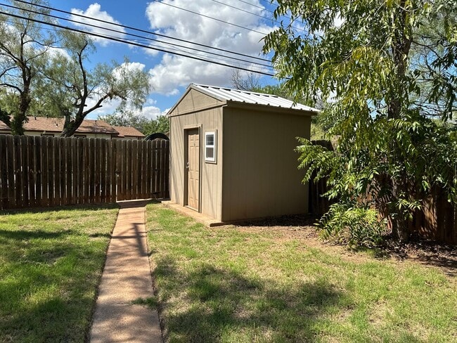 Building Photo - 3 BEDROOM, 1 BATH, DOUBLE DRIVE PARKING