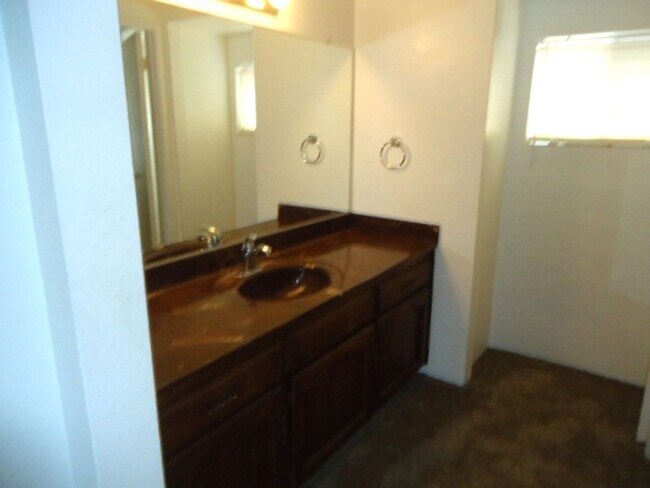 Building Photo - 1917-1919 W Whitendale Ave