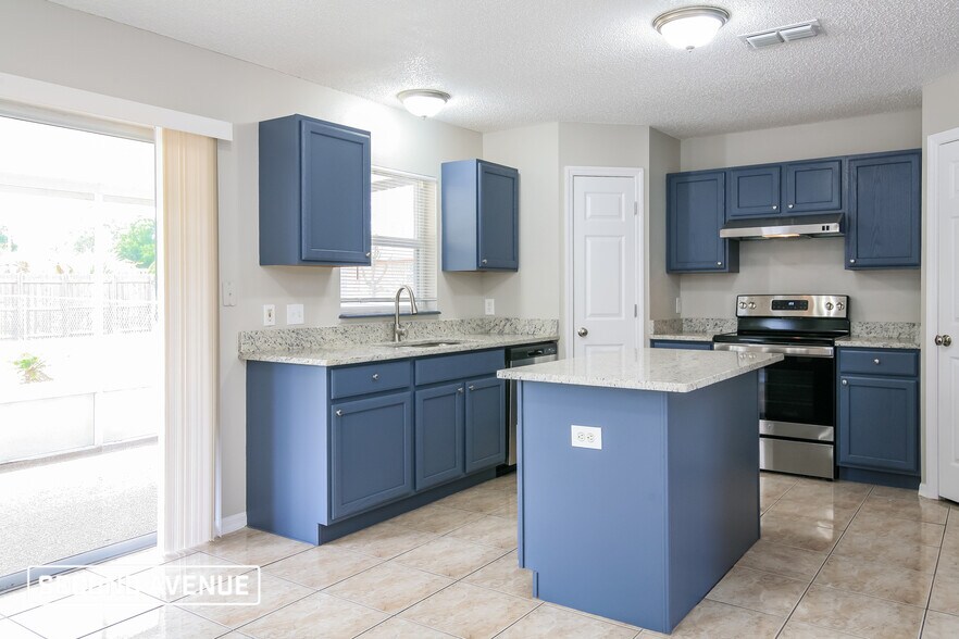 Building Photo - 12042 Villa Rd