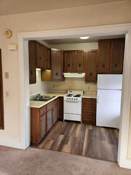 Kitchen with new flooring - 1318 N Main St