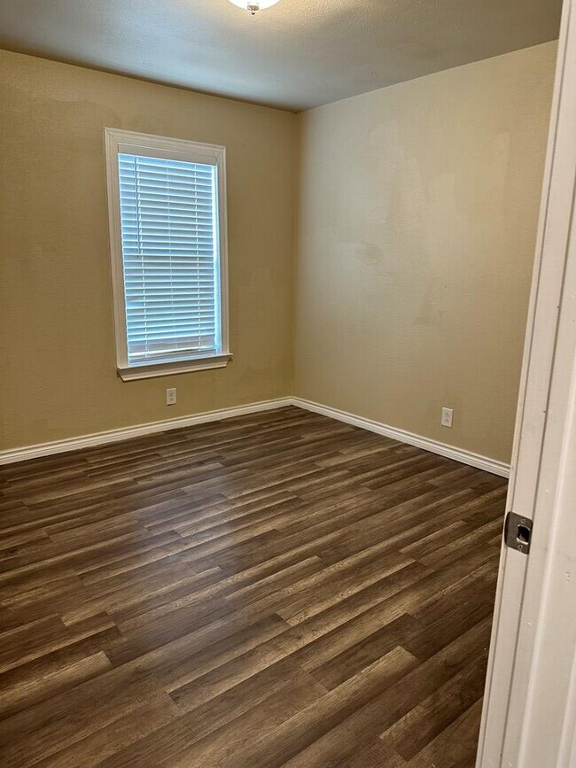 Building Photo - 1711 Doran Dr
