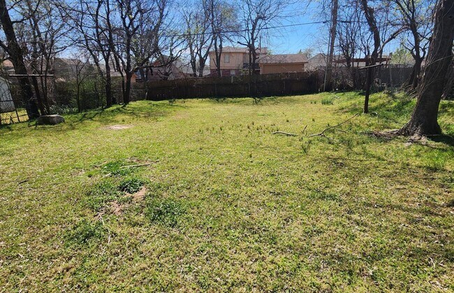 Building Photo - 2 bed 1 bath with laundry room