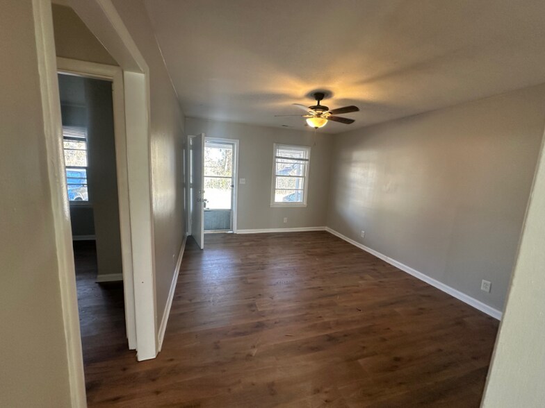 Building Photo - 123 S Sam Davis Ave