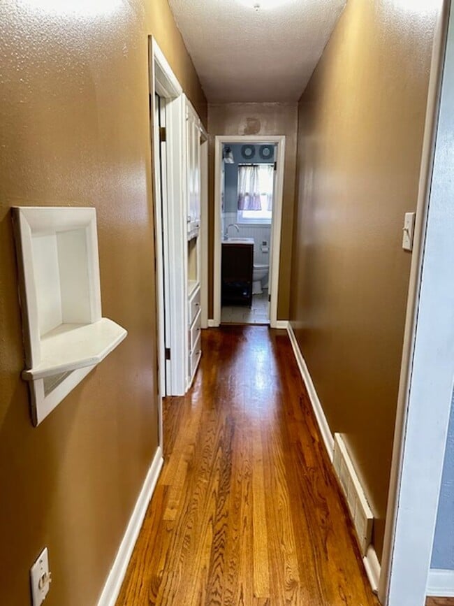 Building Photo - Harwood Floors - Granite Countertops - Mid...