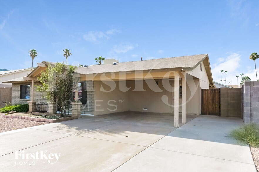 Building Photo - 425 E Julie Dr