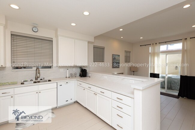 Building Photo - ***RECENTLY REMODELED**STUNNING KITCHEN**3...