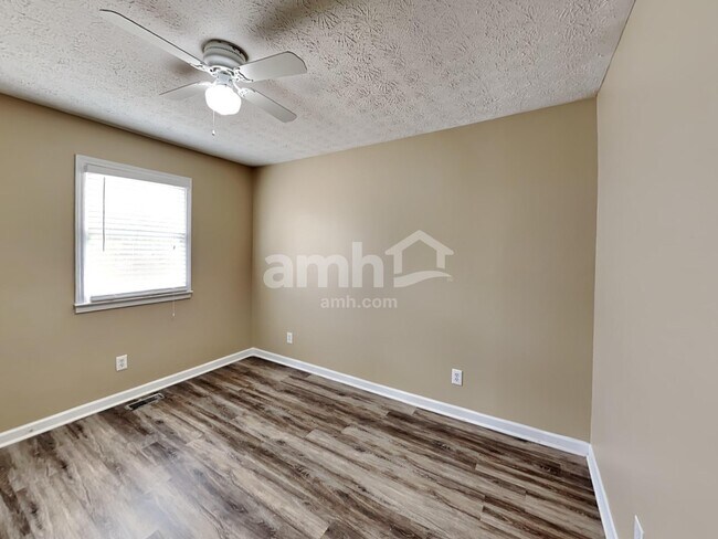 Building Photo - 1005 Whispering Woods Dr