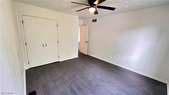 Building Photo - 571 E 115th St