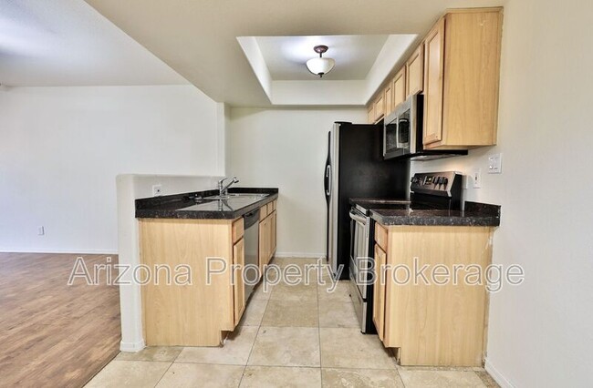 Building Photo - 2121 W Royal Palm Rd