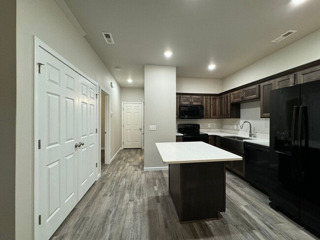 Building Photo - Townhome 2 Blocks from Legacy High School!