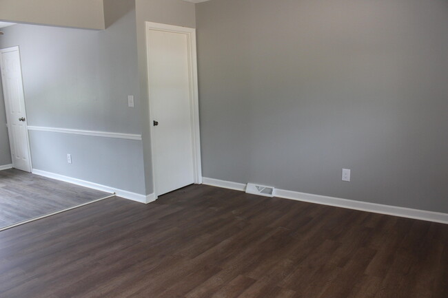 Building Photo - 1499 Thames Dr