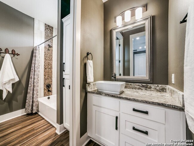 Building Photo - 5 Bedroom/3.5 Bathroom Home in the Ensenad...