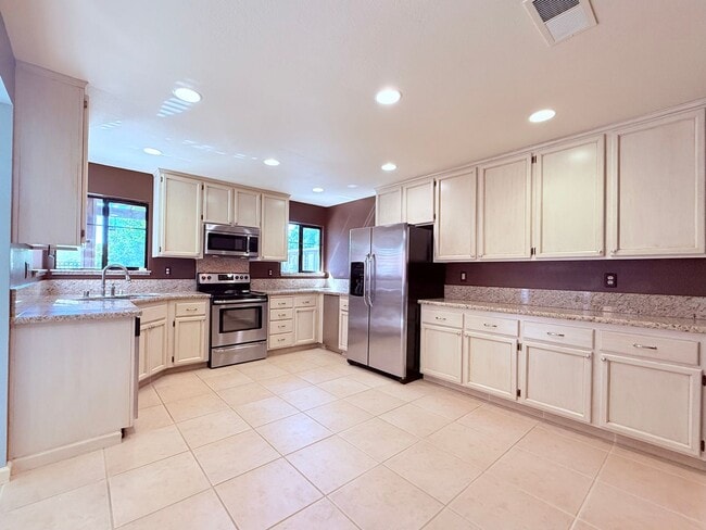 Building Photo - Charming and Move-in Ready, 3BD/2.5BA, Two-Story Townhome in Canyon Green at Canyon Lakes in San ...