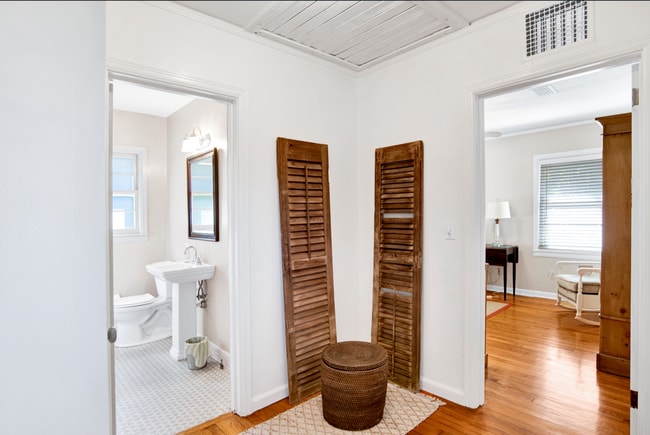 Building Photo - Vintage East Hill Mid-Century Home