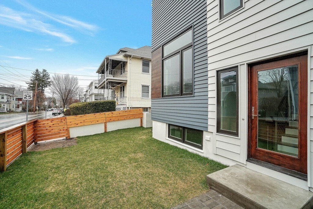 Building Photo - 297 Concord Ave