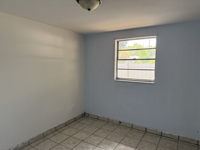 Building Photo - 1110 NW 17th Ave