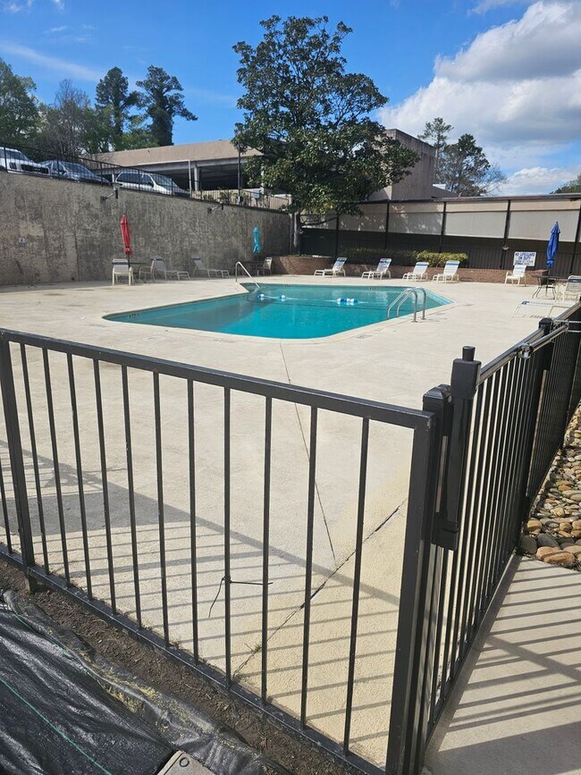 Building Photo - Beautiful Highrise 2 bed 2 bath
