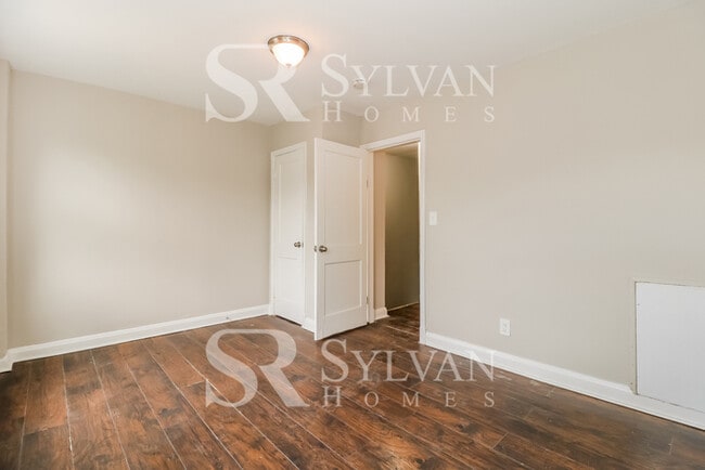 Building Photo - Enjoy low-maintenance living in this 2 bedroom, 1.5 bathroom townhome