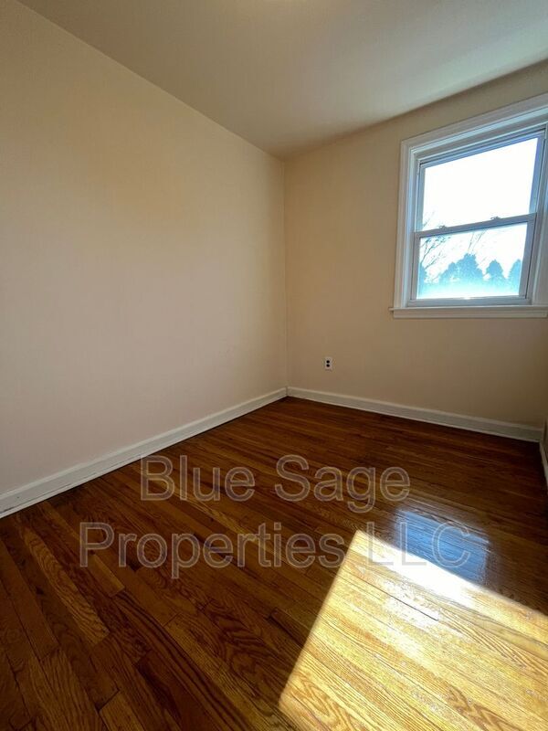 Building Photo - 202 Davis Ave