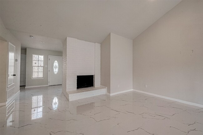 Building Photo - 12055 Fairpoint Dr