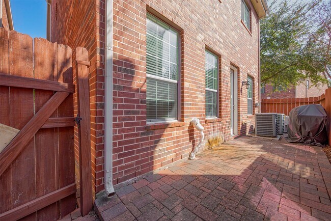 Building Photo - 1522 Olive Park