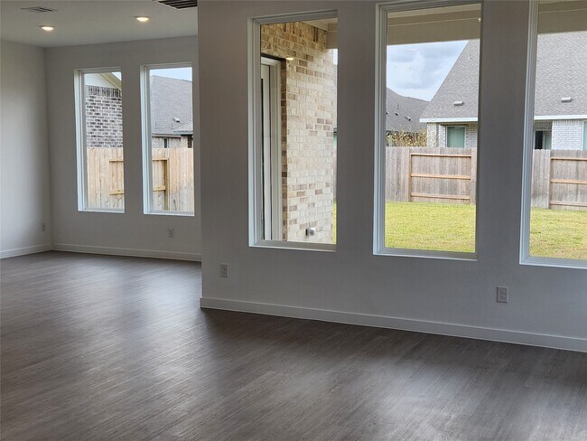 Building Photo - 5827 Linda Cv Ln