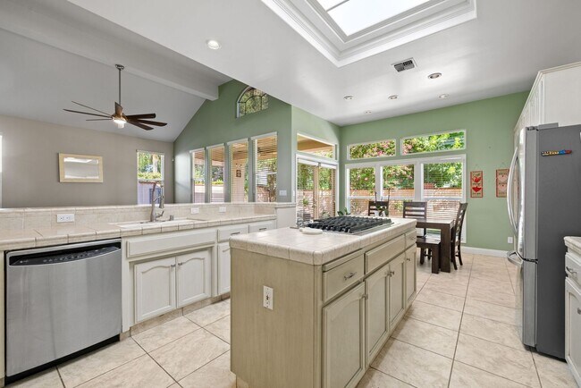 Building Photo - CLEAN 3 BEDROOM / 2 BATHROOM IN SEVEN OAK!...