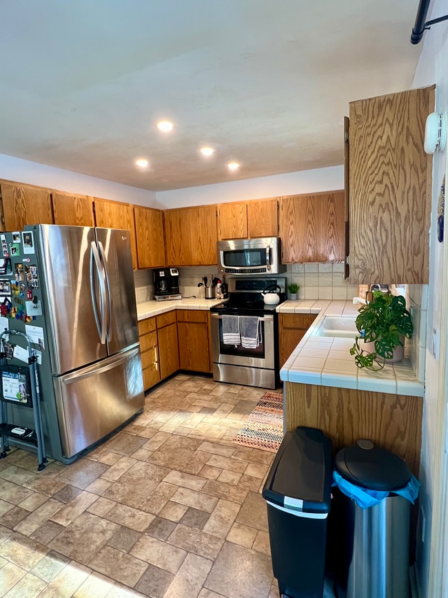 Kitchen w/new appliances - 924 Linda Ave