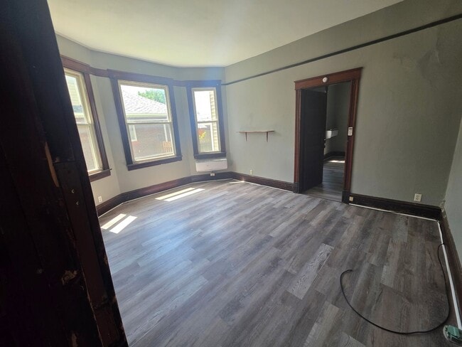 Building Photo - Nicely updated 1 BR