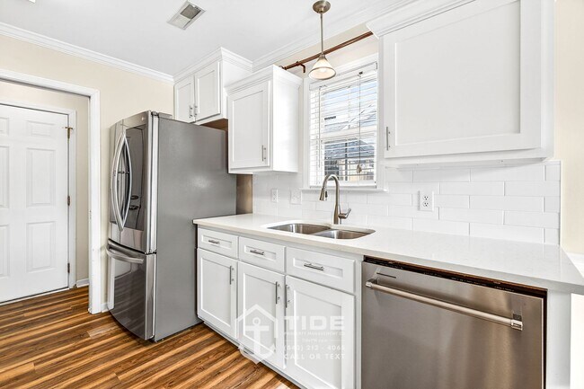 Building Photo - Modern Comfort in North Charleston