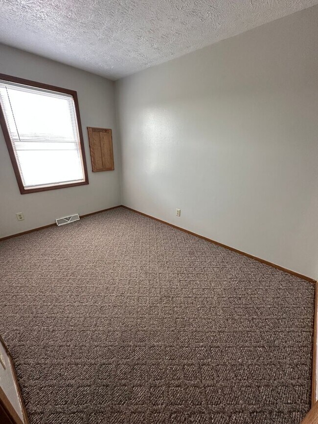 Building Photo - 3955-3965 N Meadow Ridge Dr
