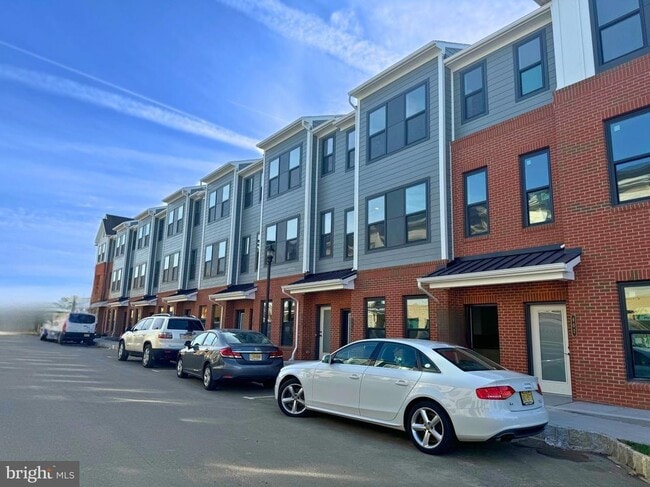 Building Photo - 606 Parker Blvd