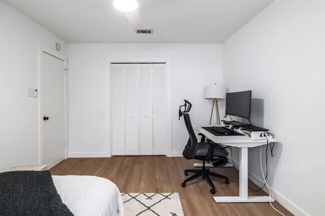 Building Photo - 2205 Trede Dr