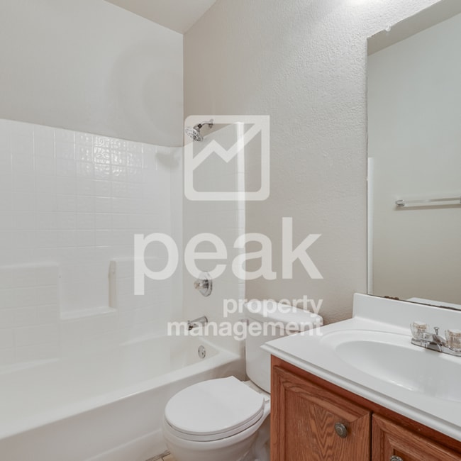 Building Photo - 4 Bedroom/2 Bathroom HOME FOR LEASE! Just ...