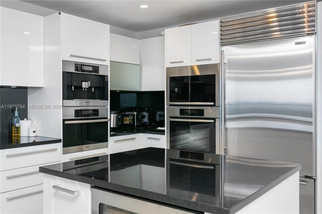 Building Photo - 17121 Collins Ave