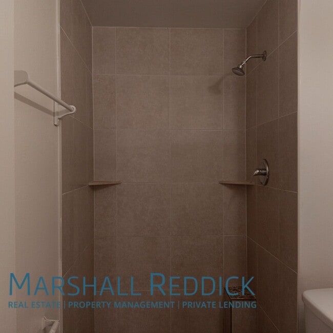 Building Photo - Charming 3 Bedroom 2 Bathroom Single Famil...