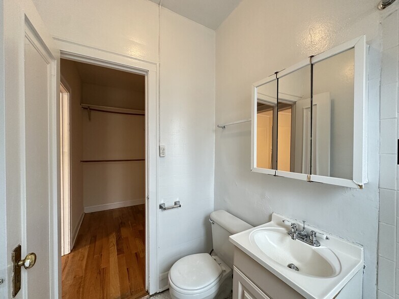 Building Photo - 2849 N Burling St