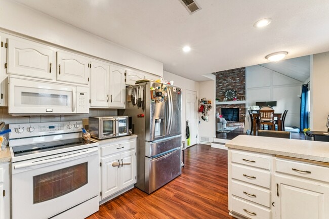 Building Photo - 15523 W 83rd Terrace