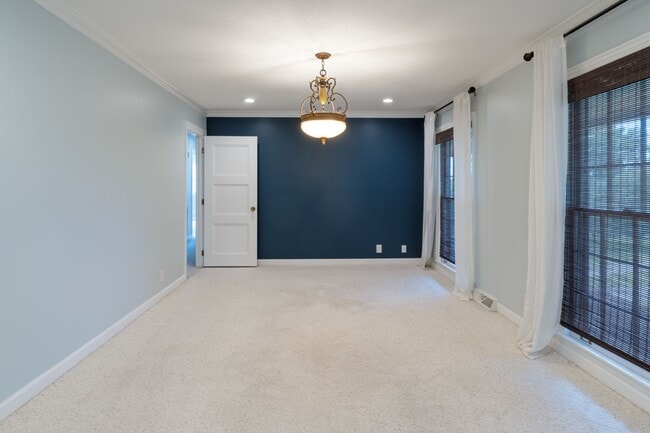 Building Photo - $500 off second full month of rent- Single...