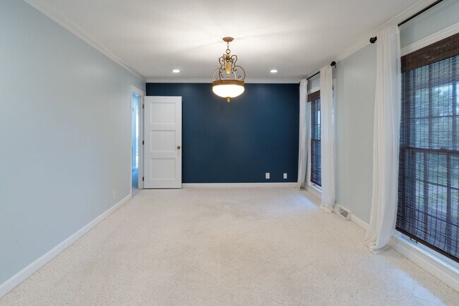 Building Photo - Single Family Home on almost an acre, 4 be...