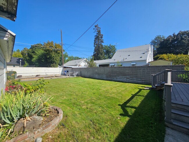 Building Photo - $2,100 - 3 Bed / 3 Bath Charming Home by G...