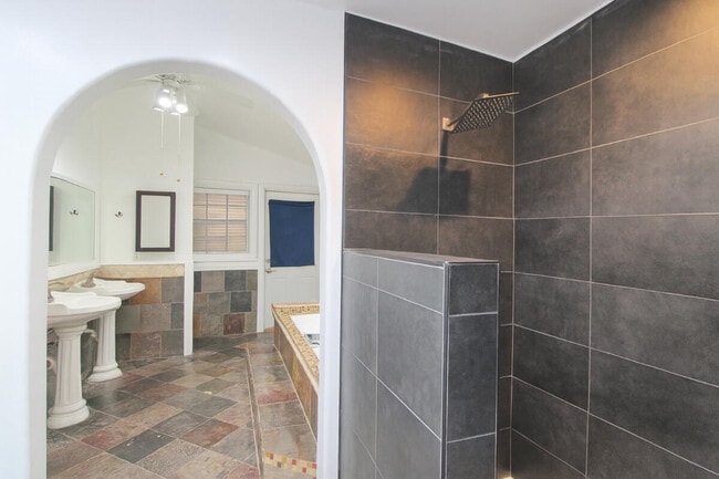 Building Photo - 10690 Barn Rd