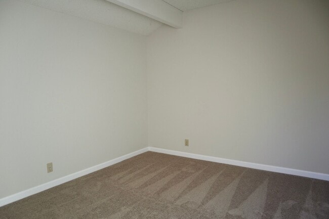 Building Photo - Spacious and bright 3-bedroom townhome-Nor...