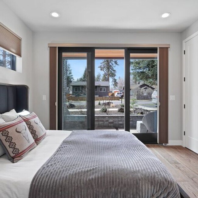 Building Photo - Modern Luxury and Prime Location: Fully Furnished 2 Bed 2 Bath Home with Hot Tub