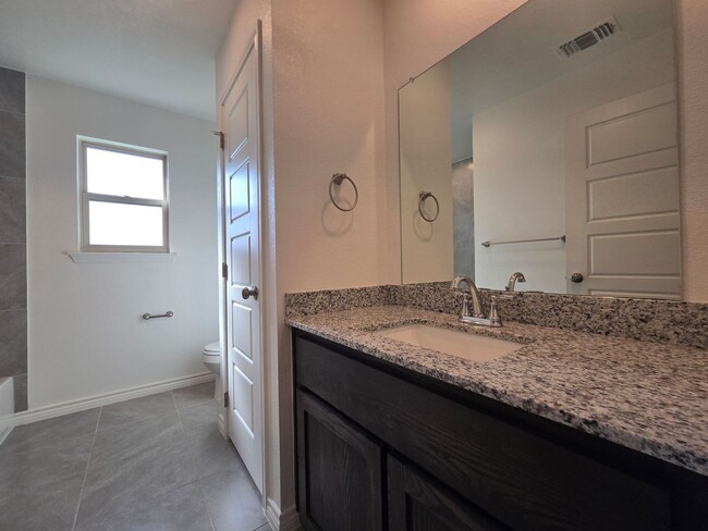 Building Photo - RENT SPECIAL - AVAILABLE NOW!