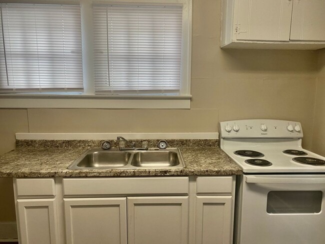 Building Photo - Two Bedroom House with Detached Garage-Section 8 Accepted