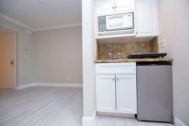 Building Photo - 622 Olde Camelot Cir