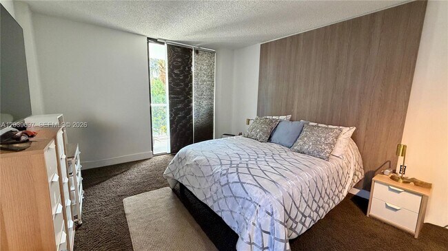 Building Photo - 3701 N Country Club Dr