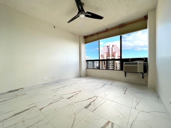 Building Photo - Royal Capitol Plaza: 2 Bed, 2 Bath with 2 ...