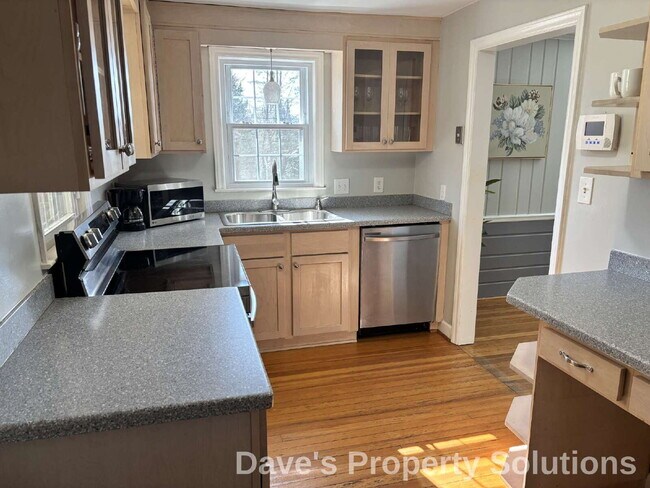 Building Photo - Experience Effortless Living in Beautiful Red Brick Ranch